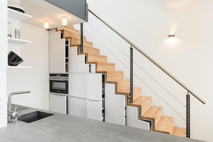 kuhinjske omare pod lesenimi in nerjavnimi stopnicami ideje za kuhinjo z betonskim učinkom minimalistično oblikovanje