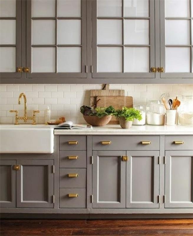 Kuhinjska omara-taupe-vgrajen-umivalnik-precej-dekorativni-elementi-dores-bela-delovna plošča