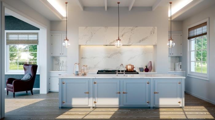 sıçramalı veya imitasyon mermer tezgahlı mutfak modeli, altın kaplamalı beyaz ve pastel mavi mutfak dekoru