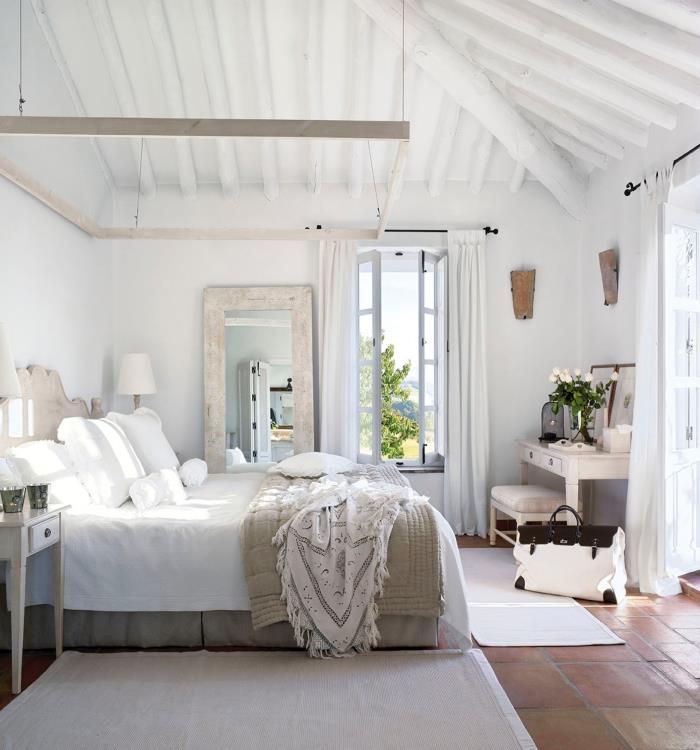 Yeniden boyanmış eski mobilyalı eksiksiz yetişkin yatak odası, beyaz boyalı ahşap kirişli tavanlı oda