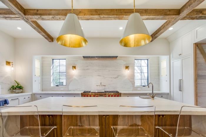 Mermer mutfak sıçraması ile beyaz duvarlı geniş bir mutfakta lüks tasarım, adalı mutfak modeli