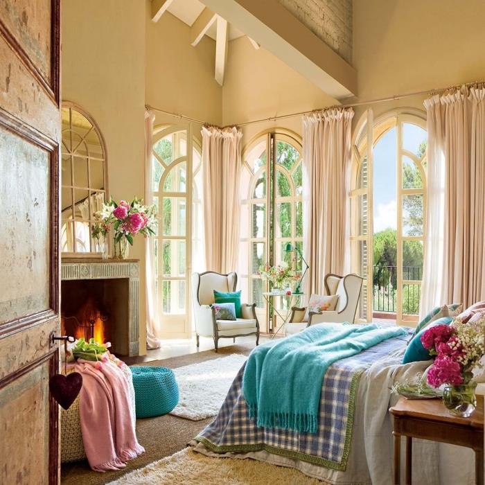 ideja za spalnico v retro elegantnem slogu z visokim stropom z bež stenami in pohištvom iz svetlega lesa, peščeno bež barvo