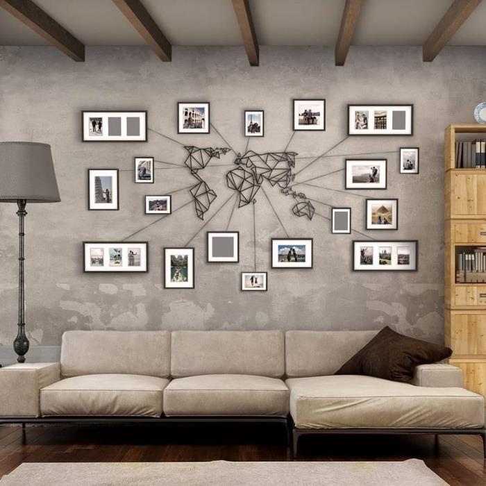 modernus interjero dizainas su pilkomis sienomis ir rudu parketu su smėlio spalvos kampine sofa ir geležiniu deko pasaulio žemėlapiu su nuotraukų rėmeliais
