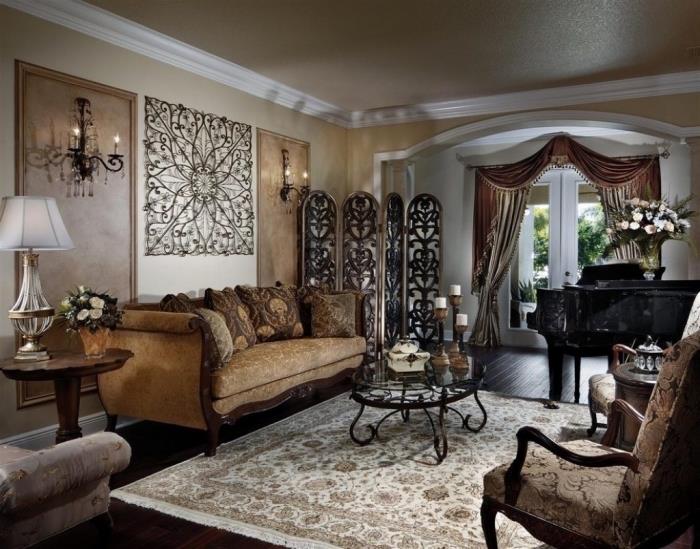 tradicinis interjero dizainas su taupe sienomis ir tamsiu parketu su mediniais baldais ir kaltine geležimi, metalo dizaino sienų dekoravimo pavyzdys su slinkties raštais