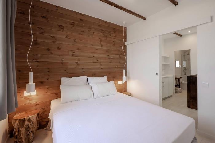 kaip papuošti mažą minimalistinį miegamąjį baltu ir medžiu, skandinaviško stiliaus interjero dizainas, medinės sienų dangos idėja