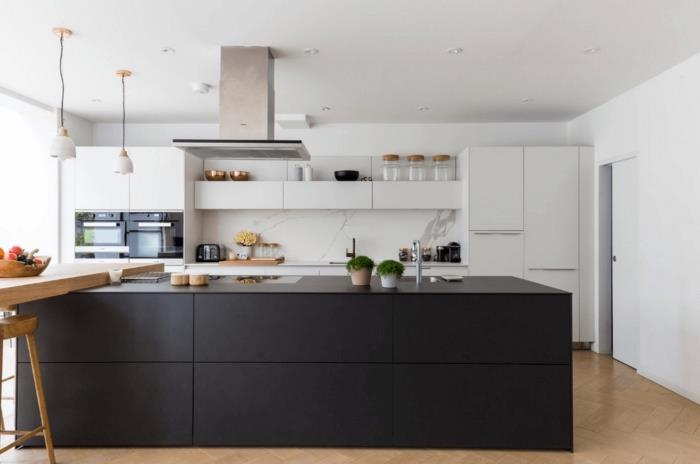 orta adalı uzun mutfak düzeni, hafif ahşap zeminli siyah beyaz mutfak dekorasyonu
