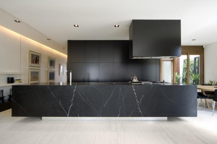 açık tasarım siyah beyaz mutfak dekoru, mermer efektli lineer mutfak düzeni orta ada