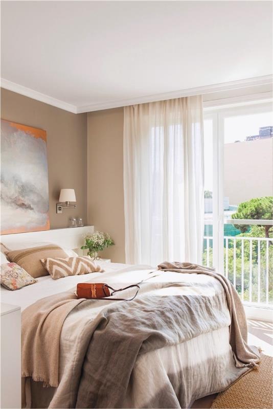 dvobarvna dekoracija spalnice za odrasle, stenska barva v bež barvi v kombinaciji z belim stropom in dodatki v zemeljskih odtenkih