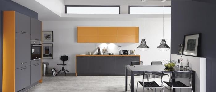 modern mutfak modeli, gri ve turuncu dolaplı beyaz duvarlı mutfak dekoru, metalik gri yemek masası