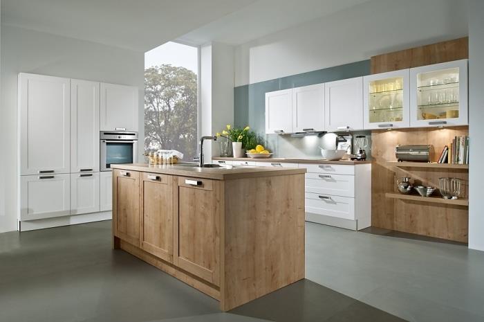 zamislite, kako združiti barve v dekorju sodobne kuhinje z belim in lesenim pohištvom