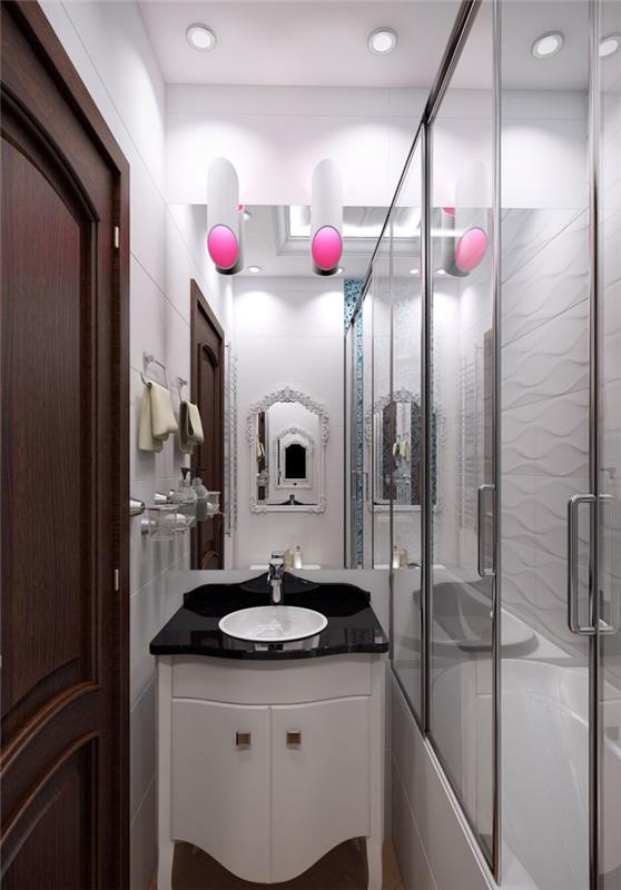 primer majhne kopalnice z belo stropno tuš kabino in belimi ploščicami z zrcalno osvetlitvijo