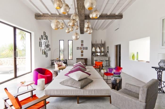 baltas kambarys su dekoratyvinėmis medžio lubų sijomis, idėja, kaip sukurti egzotišką atmosferą su etniniais daiktais