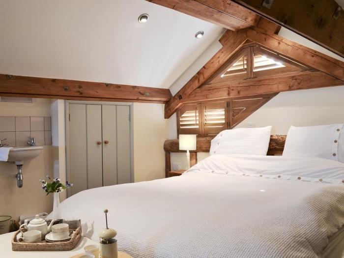 çatı katı tasarım fikri, ahşap desenli beyaz duvarlı rustik yatak odası modeli