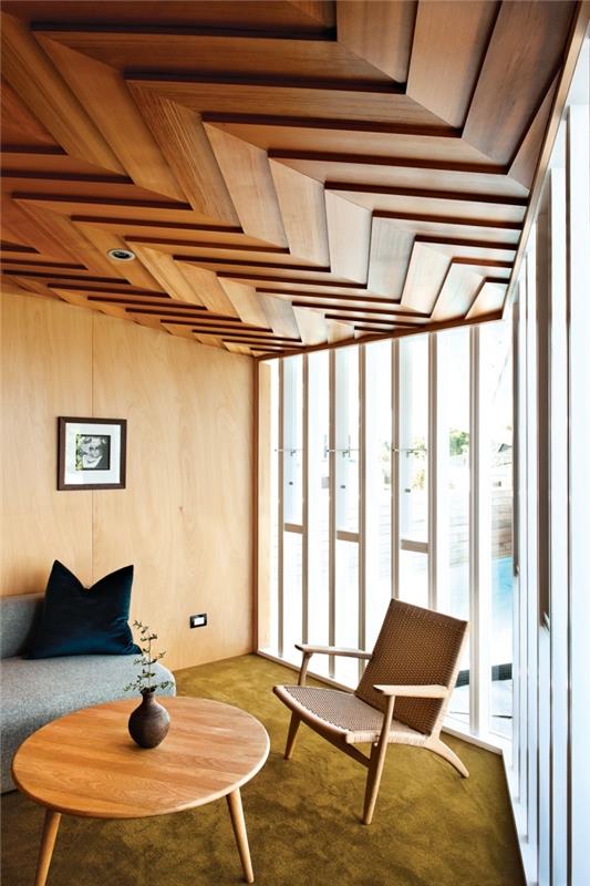 modernus svetainės dekoras su mediniais dizaino baldais, didelė medinių dailylenčių idėja dekoruoti sienas modernioje svetainėje