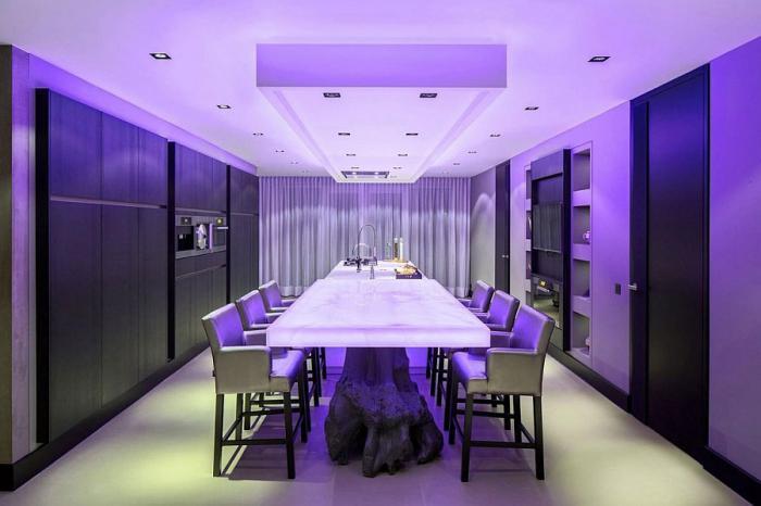 šviesios lubos-virtuvė-plius apšviesta pusryčių salė