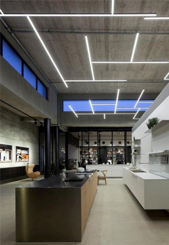 šviečiančios lubos-didelė-pramoninė-virtuvė-su apšviestomis betoninėmis lubomis