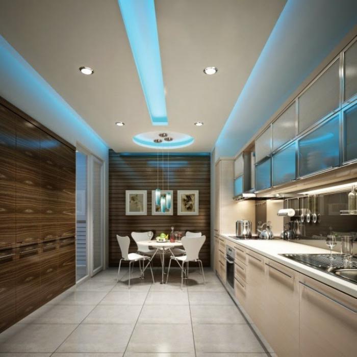 šviesios lubos-mėlynos lemputės-žibintai-modernioje virtuvėje