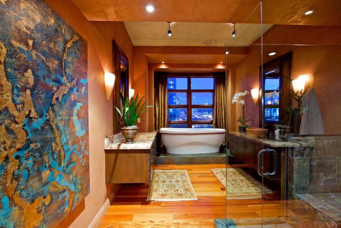 šviesios lubos-vonios kambarys su gražia apšvietimo sistema