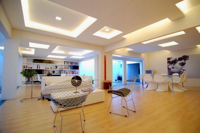 šviečiančios lubos-šiuolaikinis-svetainė-didinga-dekoratyvi-idėja-su LED žibintais