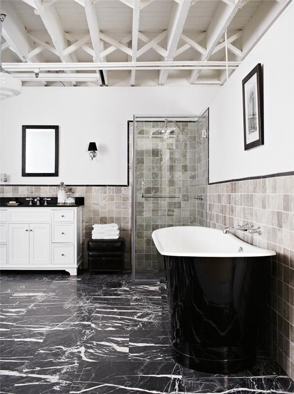 baltos atviros medinės sijos lubos art deco vonios kambarys juodas veidrodžio rėmas juoda vonia juodo marmuro plokštės