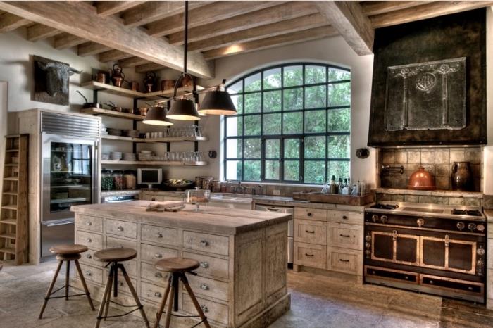 primer podeželske podeželske kuhinje s stropom iz masivnega lesa in starinskim pohištvom iz surovega lesa