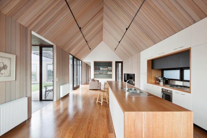 bela kuhinja in leseni strop v lesenih deskah različnih nevtralnih barv, model vgradnih kuhinjskih omar