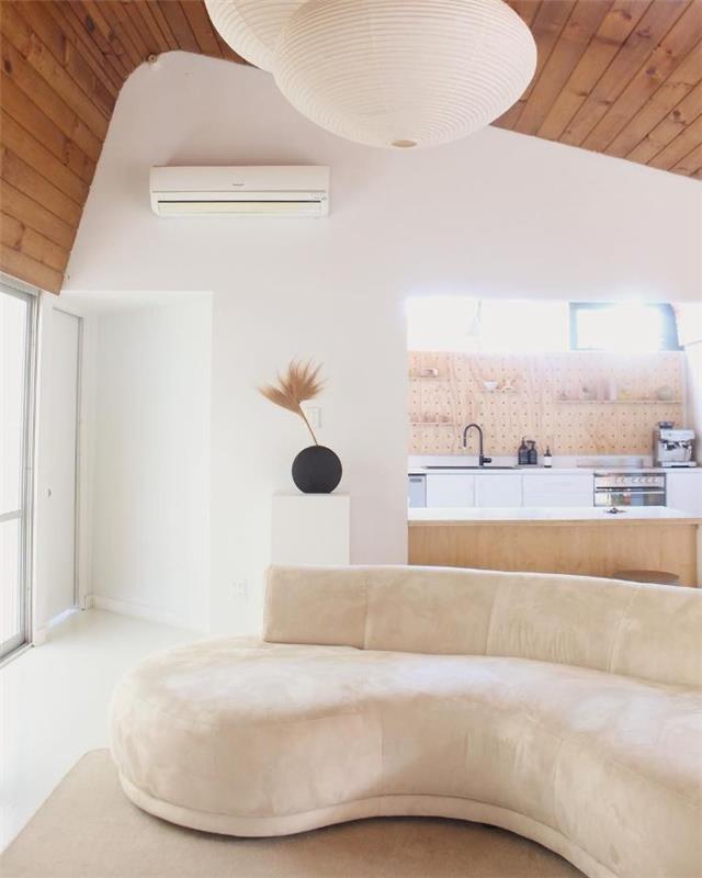 ahşap kaplı tavan beyaz duvarlar kirli beyaz kanepe dekoru backsplash mutfak dolabında performans paneli düşük ahşap