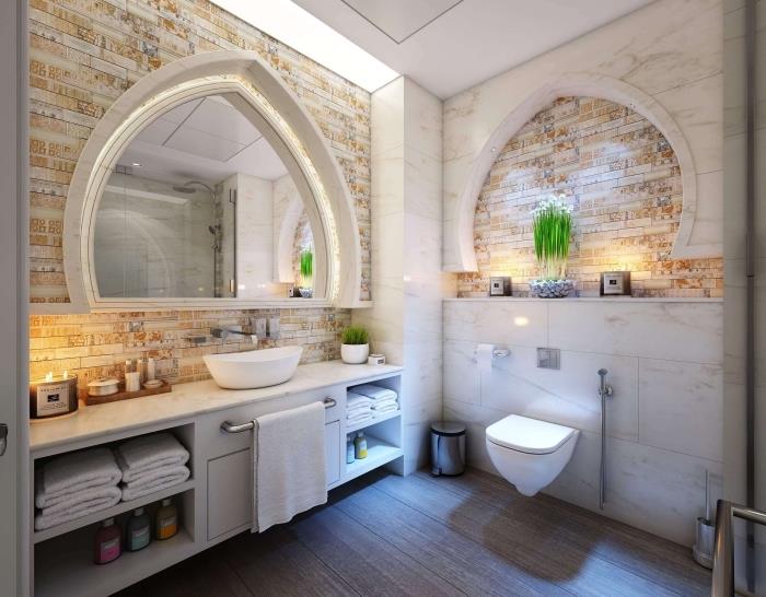 ideja za zen in luksuzno kopalnico s stensko oblogo v imitaciji opečnih ploščic in ogledalom v obliki lista