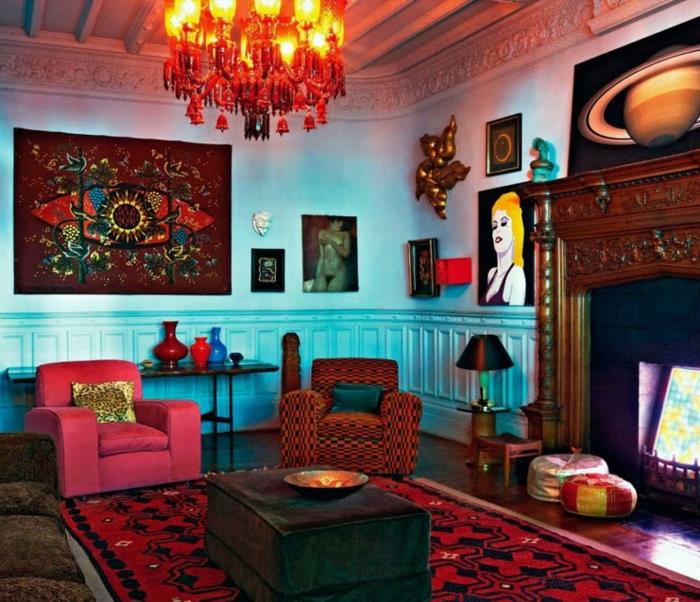 mavi duvarlar, kırmızı halı, kare masa, büyük tavan lambası, orijinal duvar resimleri, rahat koltuklar