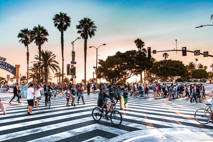 Ulica na plaži v Santa Monici, polna ljudi, visoke dlani, japonska pokrajina, azijska pokrajina, sova iPhone ozadje