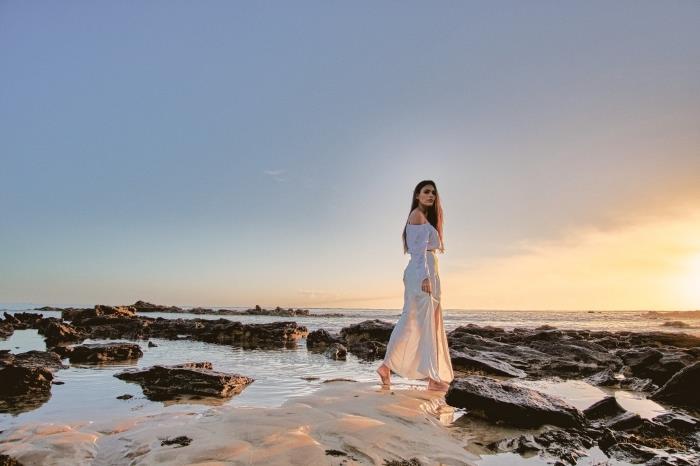 baltos spalvos diržinė paplūdimio suknelė modelio ilgas juosmuo su ilgomis rankovėmis ir nuogi pečiai
