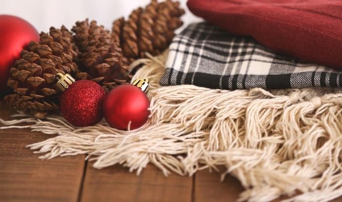 dekoriranje božiča s kariranimi in borovimi storži, primer, kako najstniško sobo okrasiti za božič