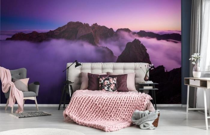miegamojo išdėstymas su baltais ir pilkais baldais, sienų apdaila su moderniais ultravioletinės spalvos tapetais