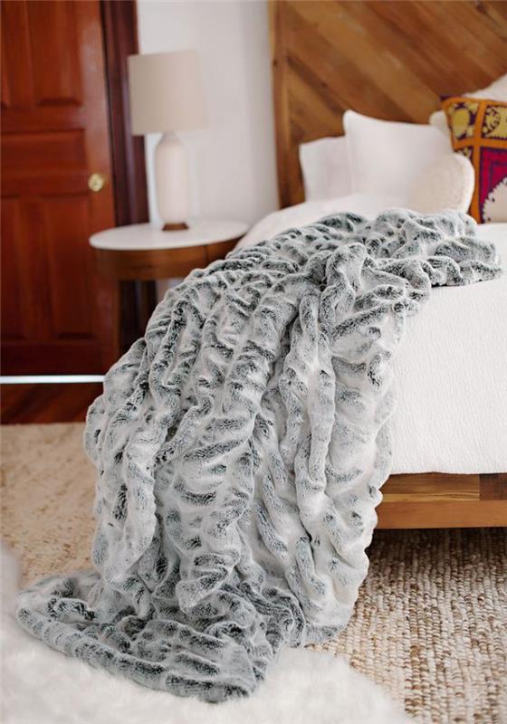 plaid-faux-fur-sibirsko-siva-odeja-postelja