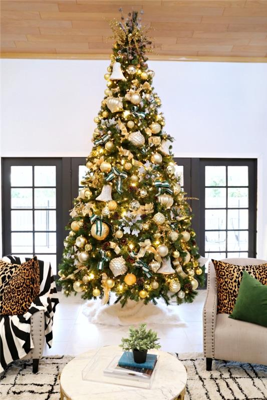 Altın toplar ve hafif çelenk ile şık Noel ağacı dekorasyonu, beyaz ve ahşap oturma odasında modern iç tasarım