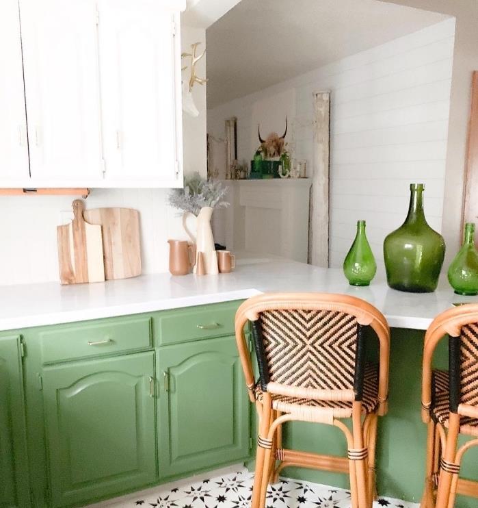 bela in zelena dekoracija majhne kuhinje z lesenimi poudarki, bel kuhinjski model z zelenimi omarami