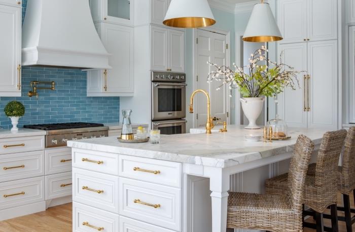 mavi ve altın desenli beyaz mutfak dekor fikirleri, orta adalı uzun mutfak düzeni