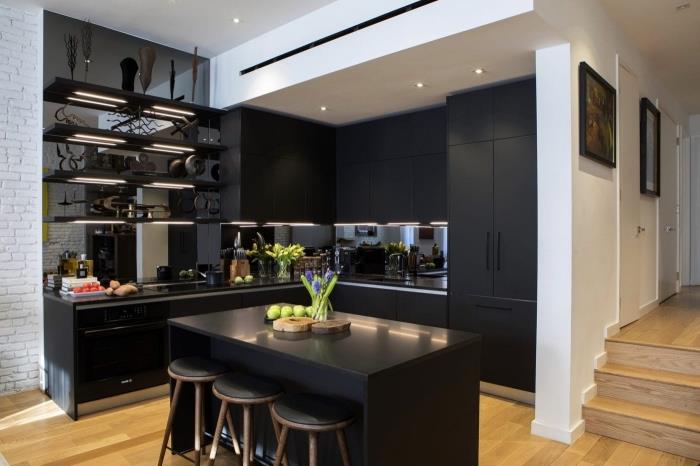 küçük ahşap ve siyah mutfak dekorasyon fikirleri, mat siyah mobilyalarla modern tarz açık mutfak örneği