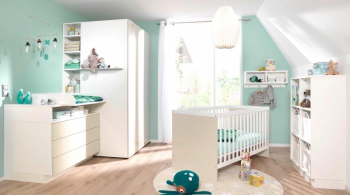 Beyaz ahşap mobilyalarla döşenmiş laminat zeminli bir odada pastel yeşil duvarlar ve beyaz tavan