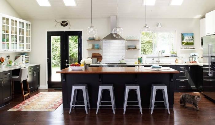 siyah mobilyalarla mutfak, ahşap ve beyaz mutfak düzeninin cephelerini değiştirmek için mat siyah renk fikri