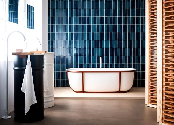 izvirna toaletna omara v urbanem in industrijskem slogu v beli in mat črni barvi, odstranljiva pregrada iz svetlega lesa