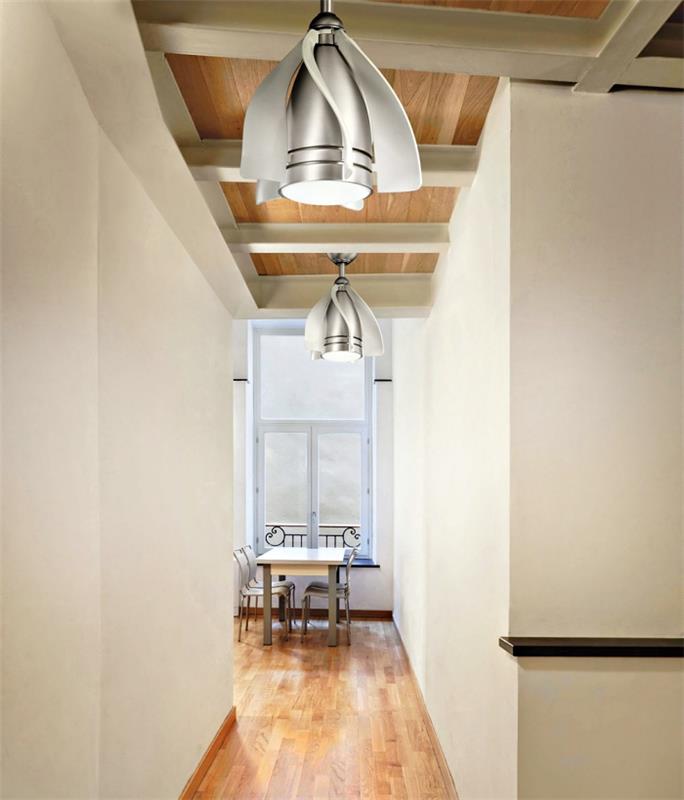 beyaz duvarlı ve kirişli ahşap tavanlı bir koridor nasıl dekore edilir, gümüş metalik tasarımlı armatür modeli