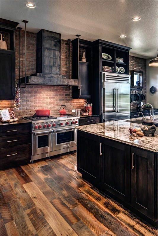 ahşap zemin tuğla duvar buzdolabı ve paslanmaz çelik fırın mermer ve koyu ahşap mutfak dekorasyon country tarzı modern oda