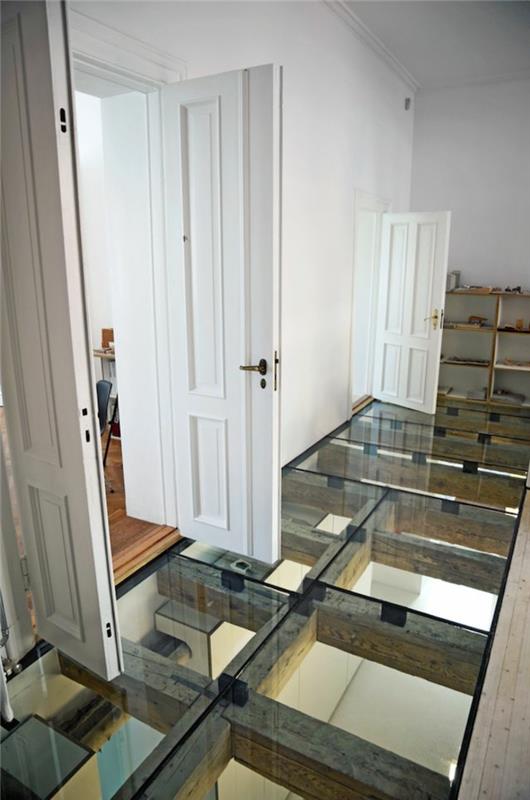 stiklo grindys-modernus-prieškambaris-skaidrus-grindys