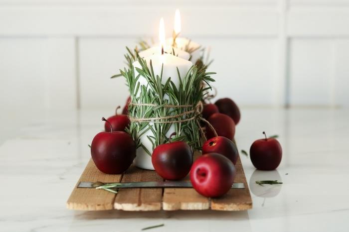 „Pasidaryk pats“ Kalėdų stalo dekoravimas, pagamintas iš natūralių produktų ir žvakių, Kalėdų išdėstymo idėja su rozmarino ir obuolių šakelėmis