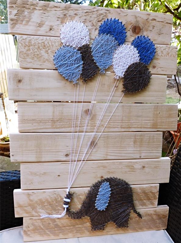 linksma sodo dekoravimo idėja su šviesios medienos lentomis ir graži vielos apdaila dramblio ir balionų pavidalu