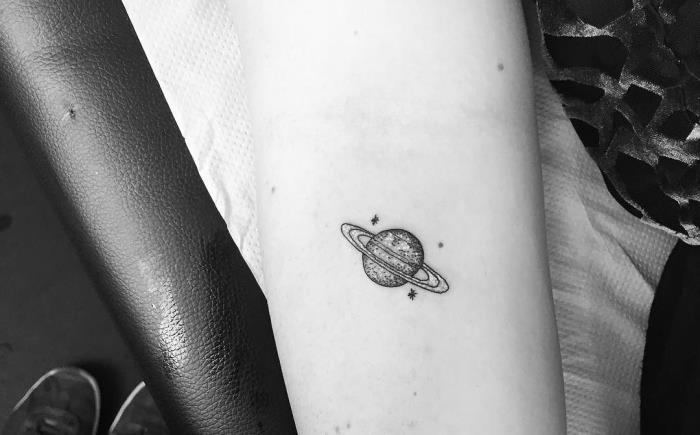 planet in zvezde, tetovaža podlakti, črno -bela fotografija, minimalistične tetovaže, beli papir