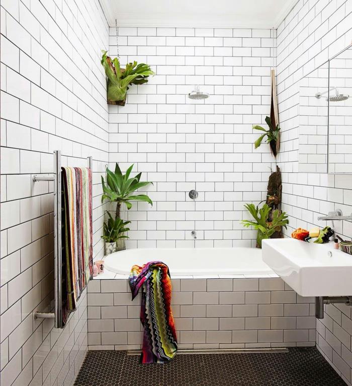 baltų plytų plytelių sienos, kabantis augalas, žalias vonios kambarys, kambariniai žali augalai, baltų plytų plytelių vonia, balta stačiakampė kriauklė senovinio stiliaus