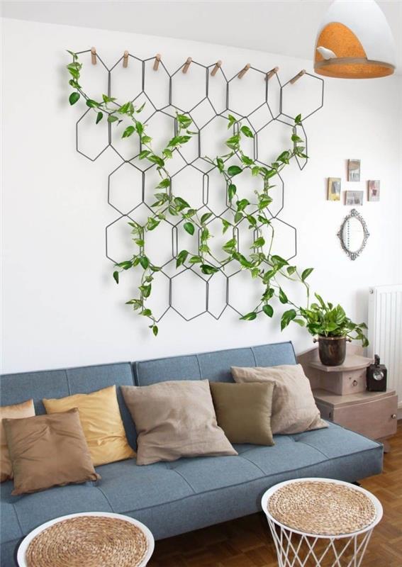 sieninis augalas deko svetainė sofa mėlynas kavos staliukas rotango ir balto metalo atraminiai laipiojimo augalai