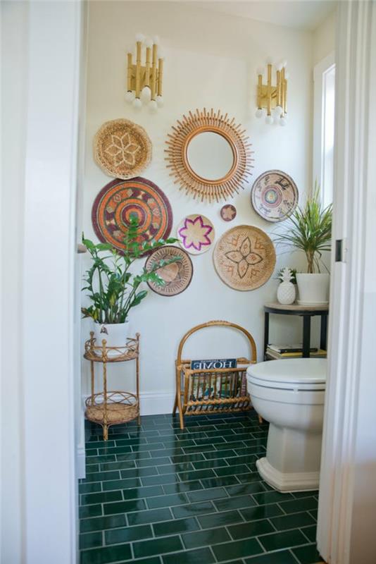 atspalvio kambarinis augalas, vonios augalas, kambariniai augalai, žali plytų grindų plytelės su blizgia apdaila, sienos puoštos austais pintiniais ornamentais, didelė klasikinė balta tualetinė spintelė